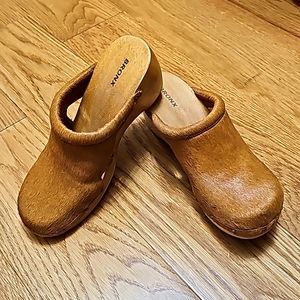 Leather pony hair clogs